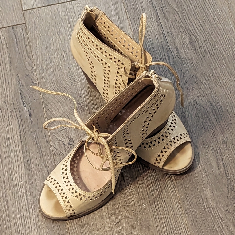 RESTRICTED BRAND PEEP TOE LACE UP SHOE. WOMEN'S SIZE 8.5.
